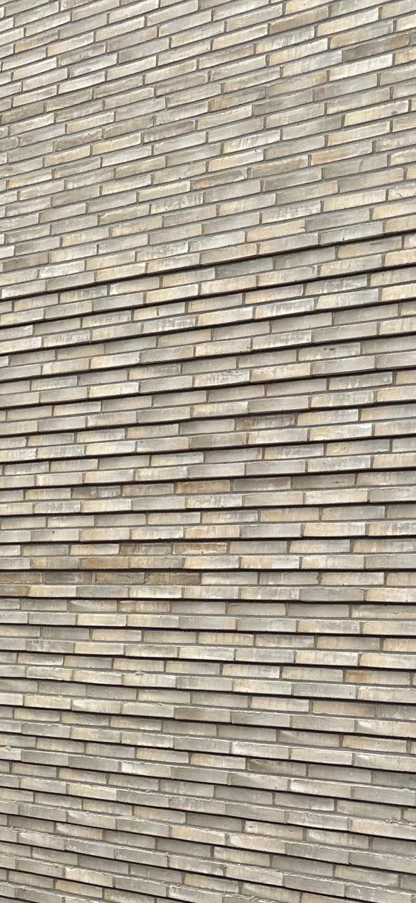 Facade i lys tegl set i skarp vinkel