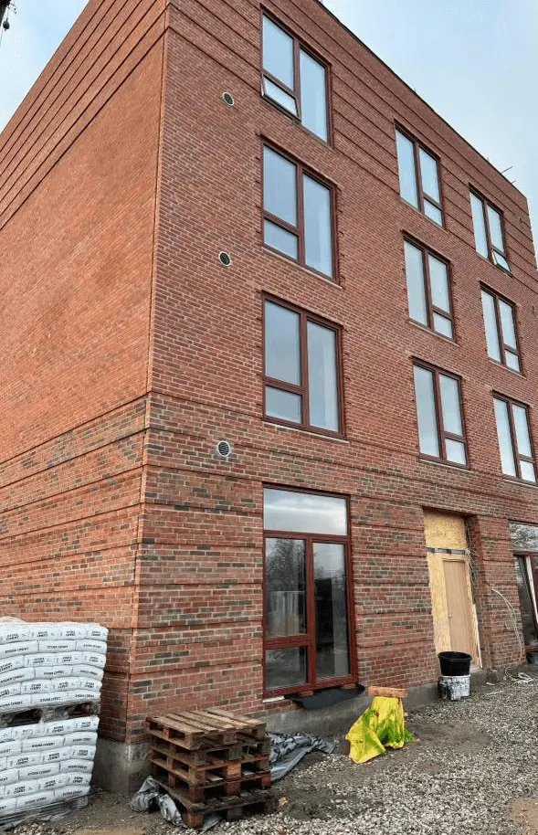 Stor etageejendom under facaderenovering