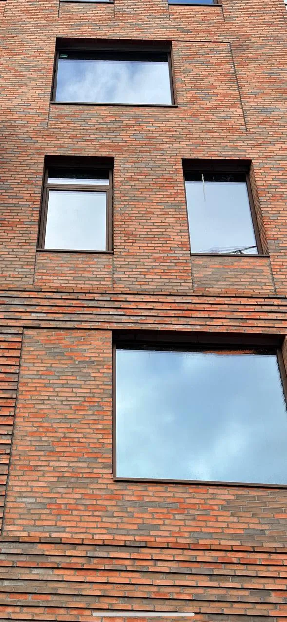 Murværk i hjørne af ny bygning