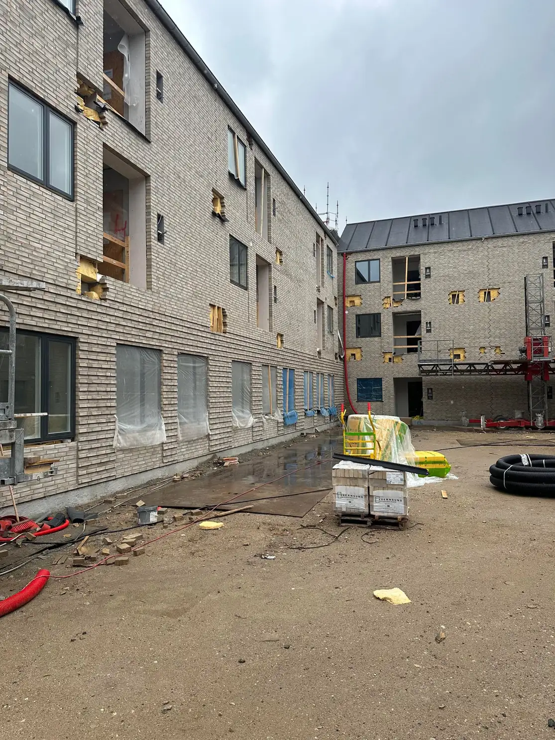 Byggeplads med murværk under opførelse