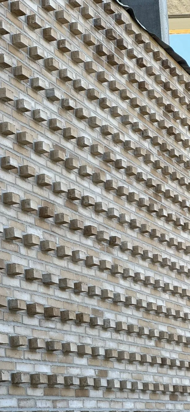 Facade i rødt relief-mønstret murværk